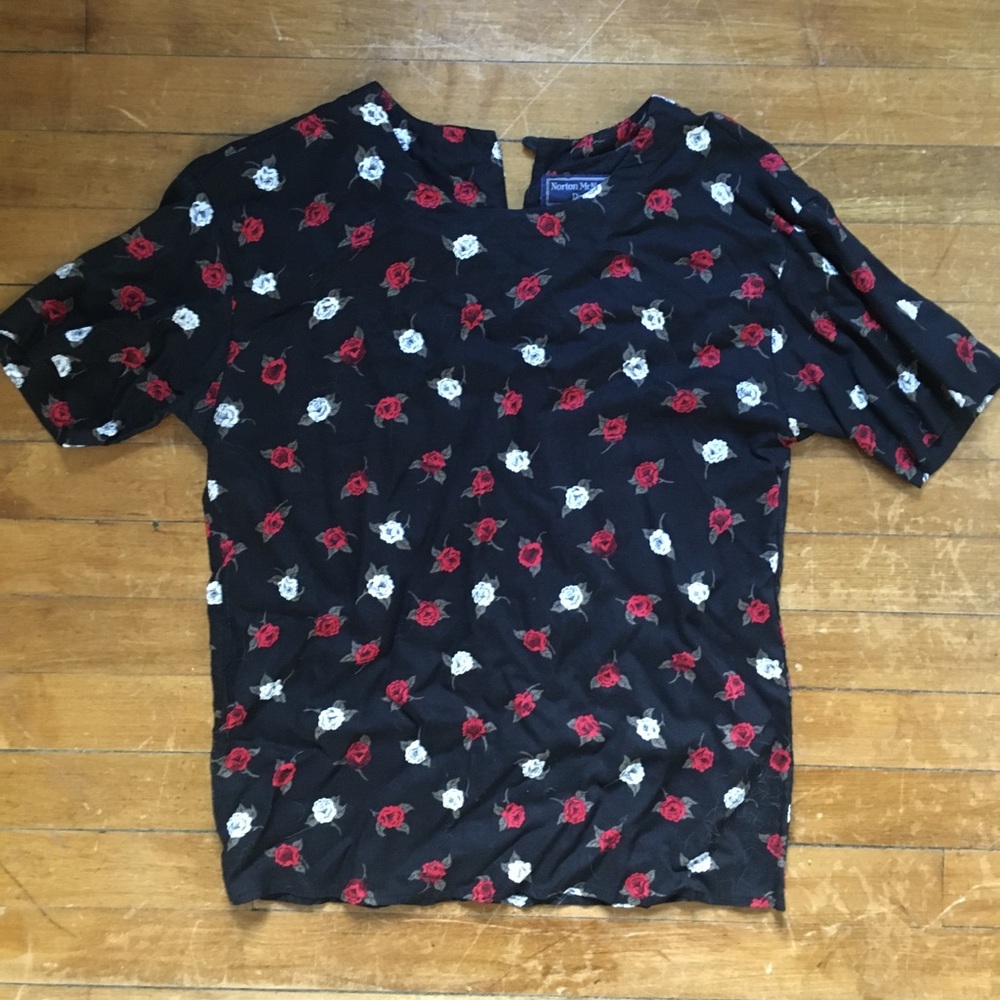 Cute vintage floral top!